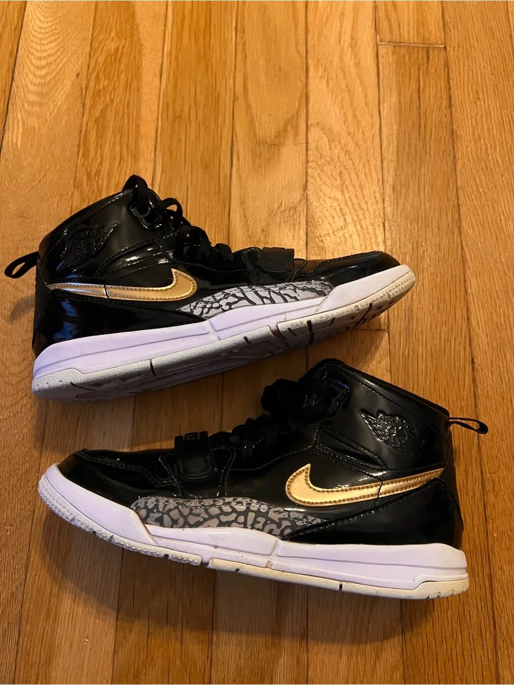 Nike Kids Black and Gold High-Top Sneakers with Elephant Print size 3Y